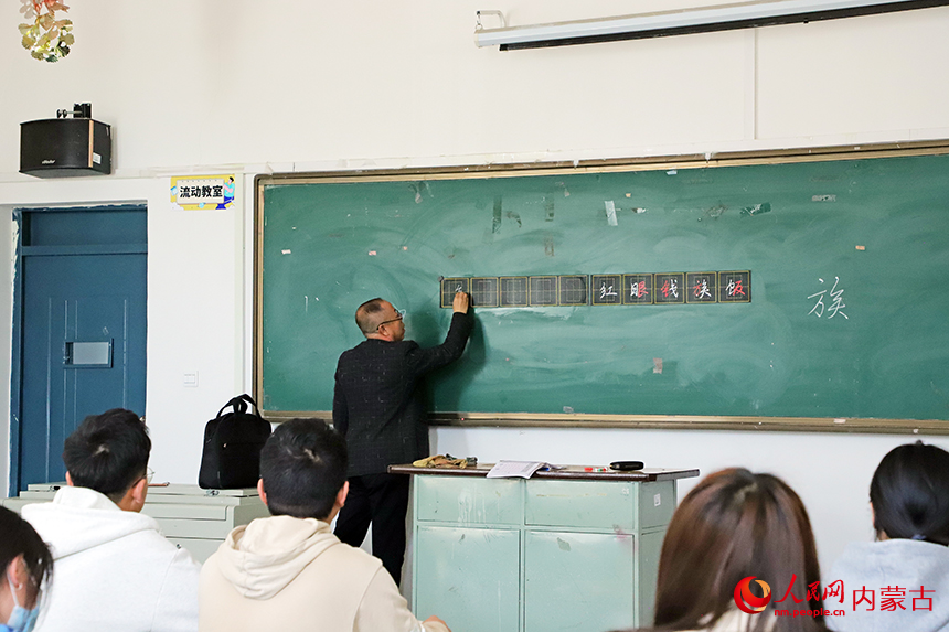 老师在课堂上讲授硬笔书法。实习生司一然摄