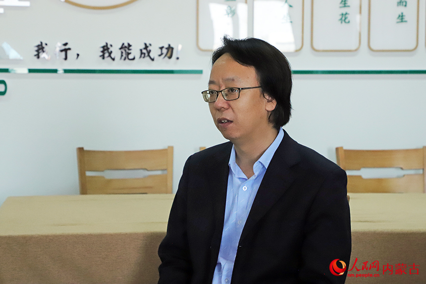 内蒙古鸿德文理学院公共教学部主任许艳军接受采访。人民网 赵梦月摄