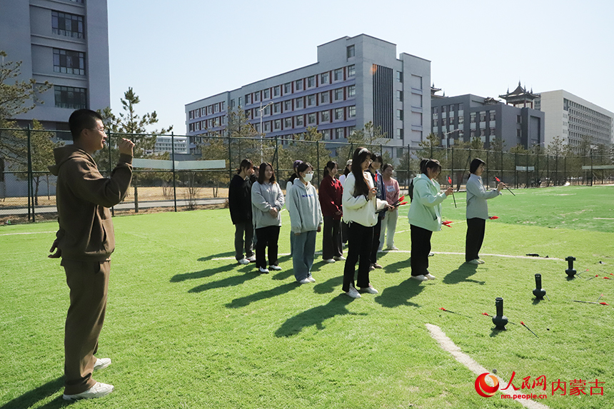 学生们练习投壶。实习生司一然摄