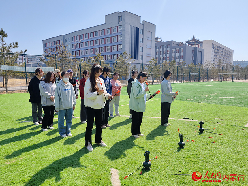 学生们练习投壶。人民网 赵梦月摄
