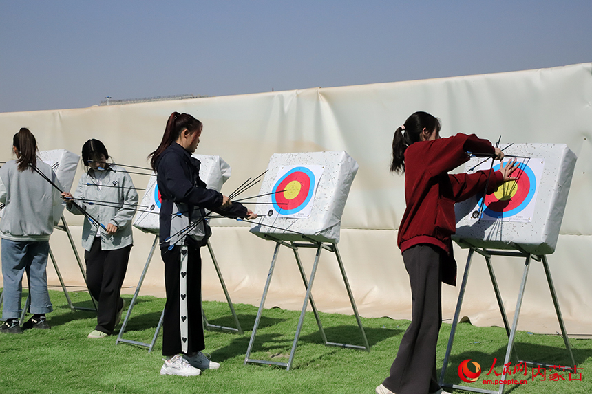 学生们在学习射箭。实习生司一然摄