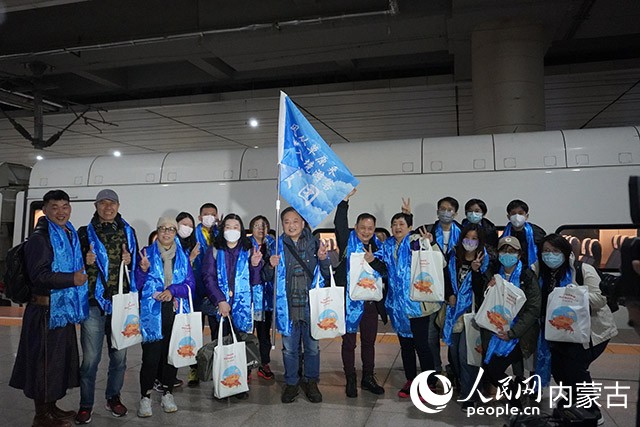港澳首发团游客抵达呼和浩特。实习生高文慧摄
