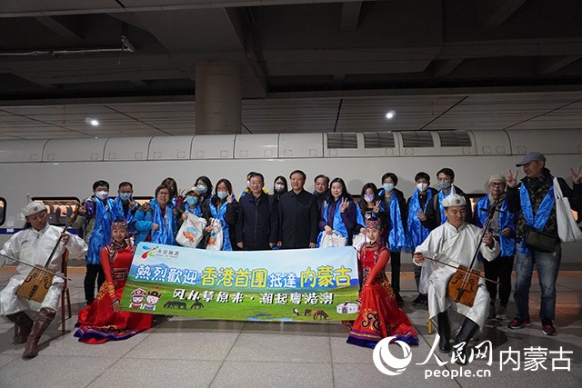 港澳首发团游客合影留念。实习生高文慧摄