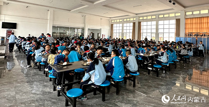 鄂托克旗碱柜村小学2022年新建成学生餐厅。杨月摄