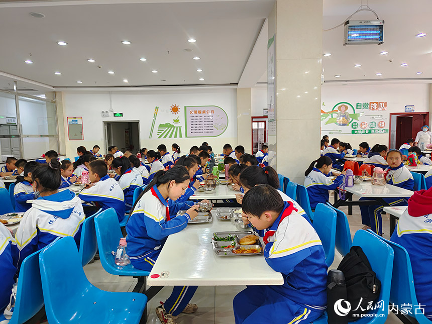 鄂托克旗棋盘井第三小学合理制定每周菜谱，保障学生营养摄入。郑社连摄