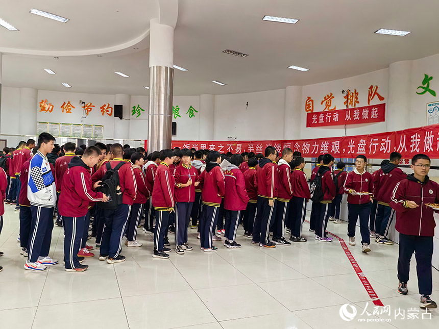 棋盘井中学学生午餐时间自觉排队，有序就餐。郑社连摄