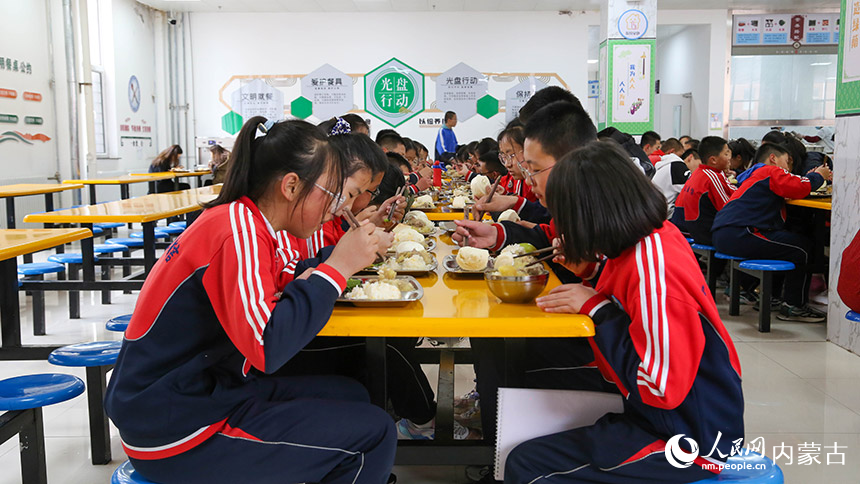 伊金霍洛旗实验中学学生就餐。冯强摄