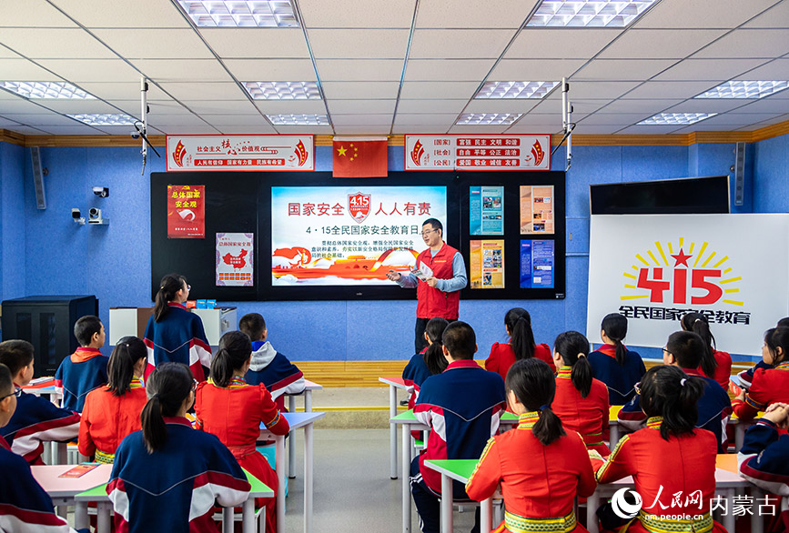 4月12日，呼和浩特市玉泉区委网信办志愿者向学生讲解国家安全知识。丁根厚摄