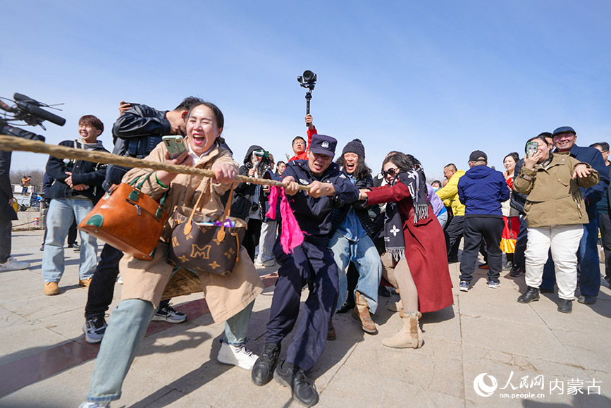 民警与驻地群众开展拔河比赛，欢度巴斯克节。吕昊俊摄
