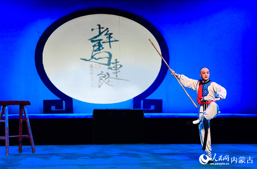 4月19日，演员为观众表演新编京剧《少年马连良》。王正摄