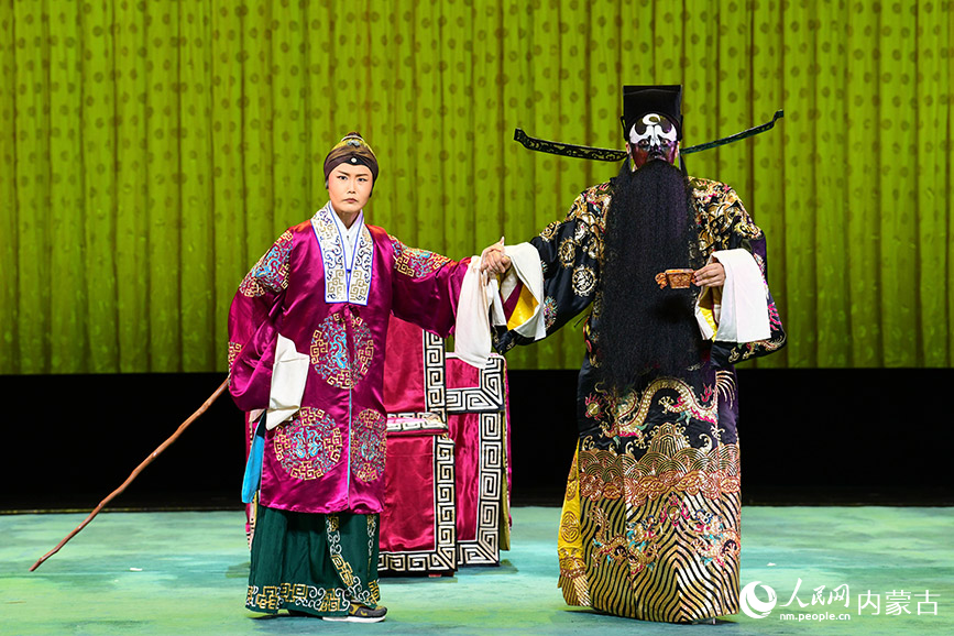 4月19日，演员为观众表演传统京剧《赤桑镇》。王正摄