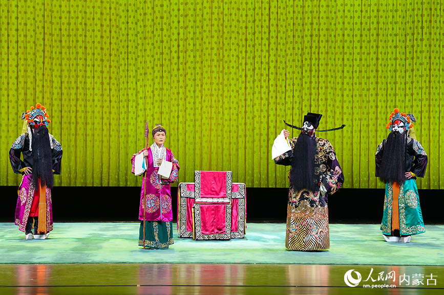 4月19日，演员为观众表演传统京剧《赤桑镇》。王正摄