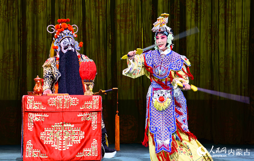 4月19日，演员为观众表演传统京剧《霸王别姬》。王正摄