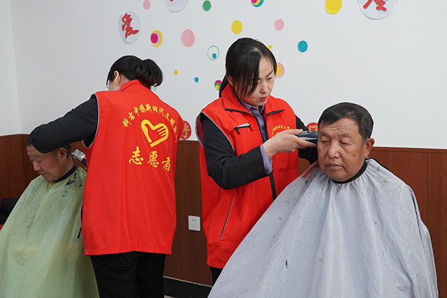 志願者為社區老人理發。苑曉睿攝