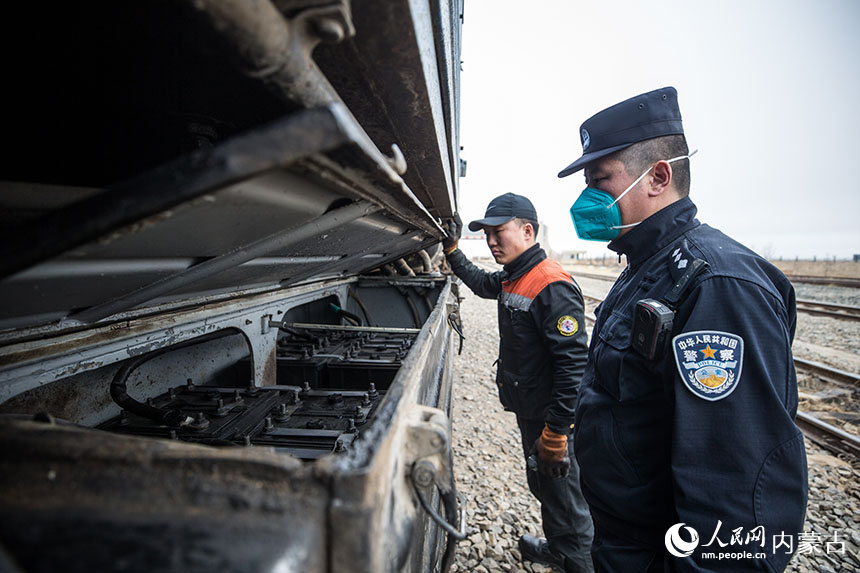 二连出入境边防检查站移民管理警察对通关列车进行车体检查。郭鹏杰摄