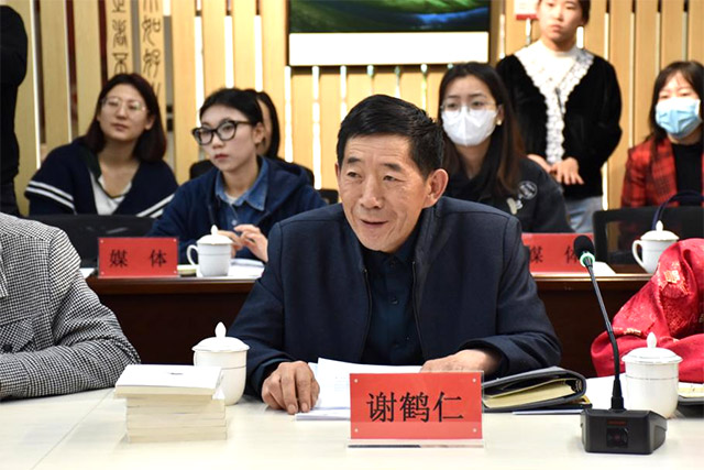 作家謝鶴仁分享創作故事。實習生 拓宇婷攝