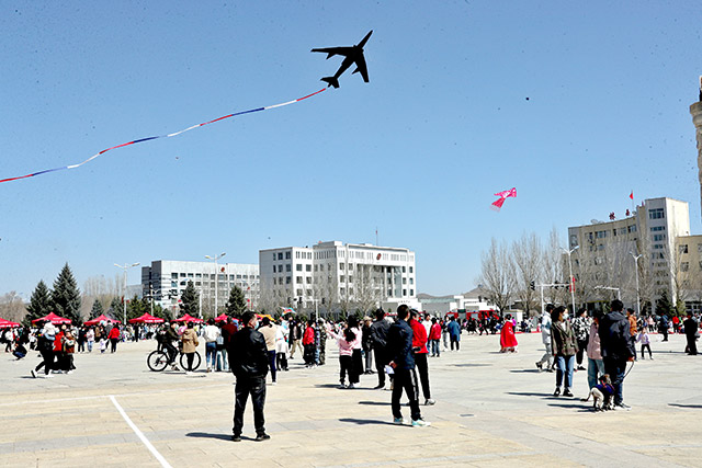 4月22日，赤峰市林西县松漠广场，市民正在放风筝。李富摄