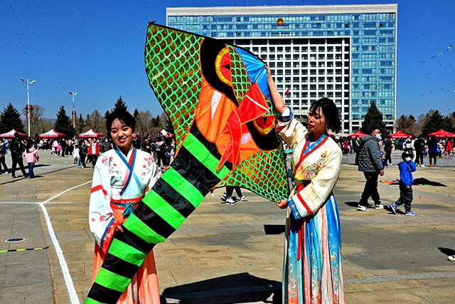 4月22日，赤峰市林西县松漠广场，市民正在展示风筝。李富摄