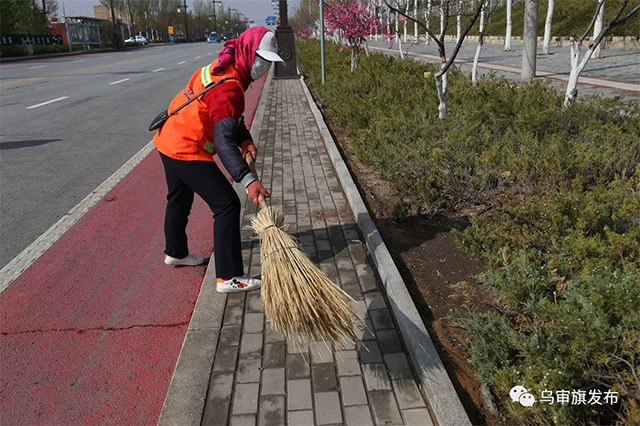 环卫工人在清扫街道。乌云其木格摄影