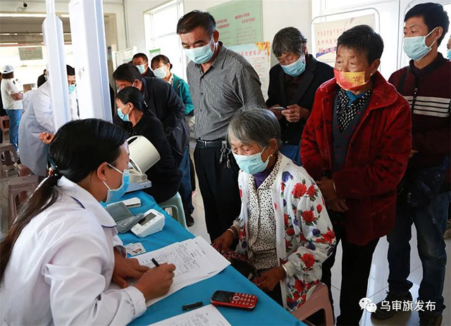 医护人员为群众免费健康体检