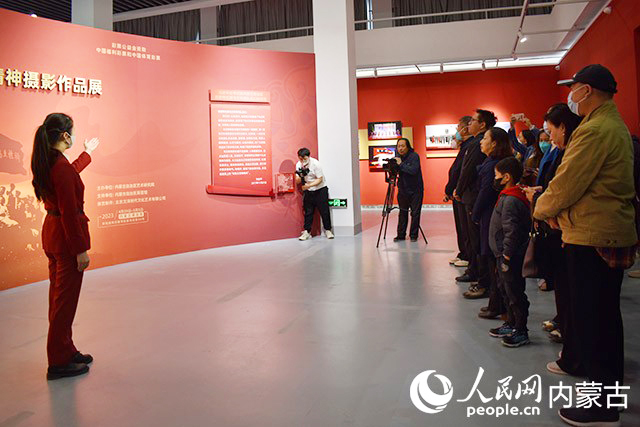 講解員正在介紹展出作品。實習生 李星雨攝