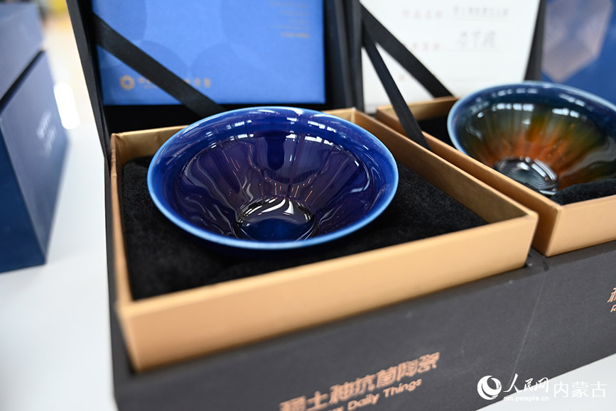 推介现场展览内蒙古文创产品。人民网 刘艺琳摄