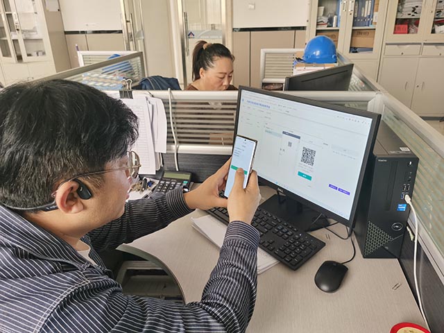 内蒙古科迈化工有限公司工作人员正在录入电子劳动合同信息。孙丽颖摄