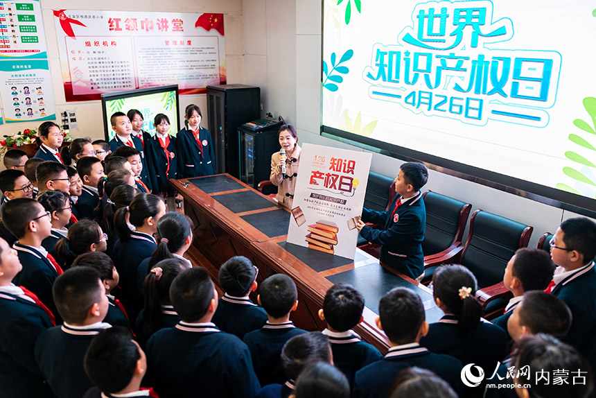 呼和浩特市玉泉区恒昌店巷小学老师在向学生普及知识产权相关知识。丁根厚摄