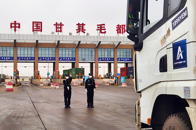 民警对出入境车辆进行查验。