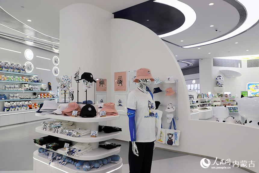 伊利智造体验中心限定店文创产品。人民网 苗阳摄