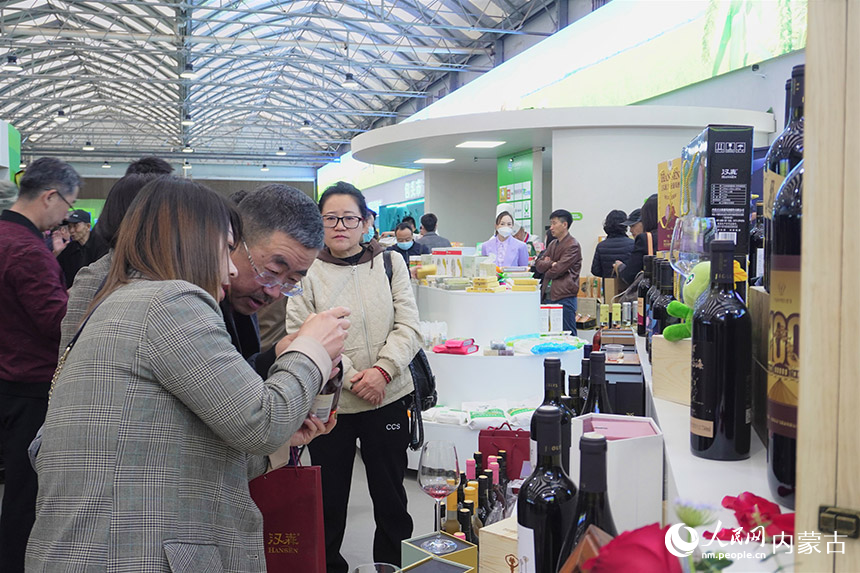 展銷人員在為顧客介紹產品。人民網 寇雅楠攝