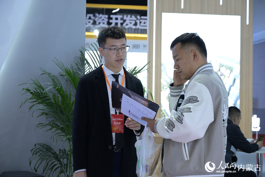 销售人员正在为市民介绍企业楼盘情况。人民网 寇雅楠摄