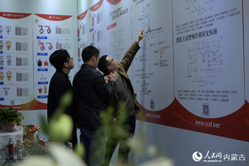 销售人员正在为市民介绍企业相关产品。人民网 寇雅楠摄