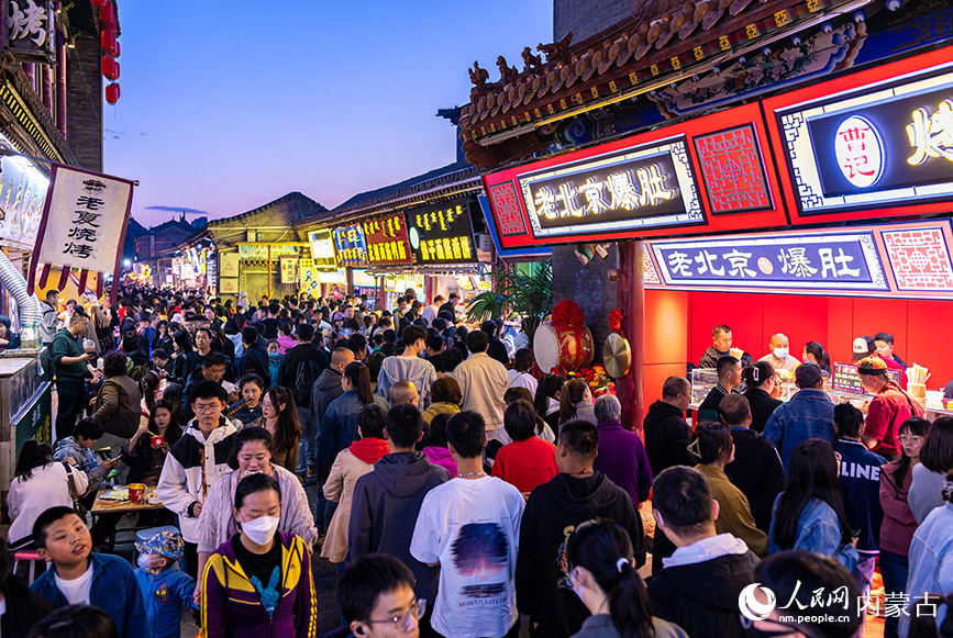4月30日，游客在呼和浩特市玉泉区塞上老街区块夜市游玩。丁根厚摄