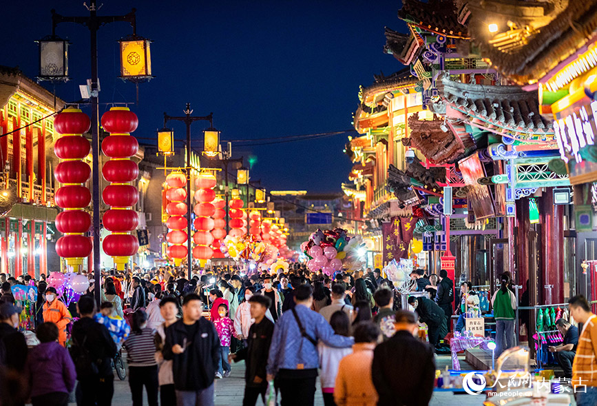 4月30日，游客在呼和浩特市玉泉区塞上老街区块夜市游玩。丁根厚摄
