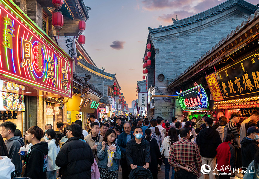 4月30日，游客在呼和浩特市玉泉区塞上老街区块夜市游玩。丁根厚摄