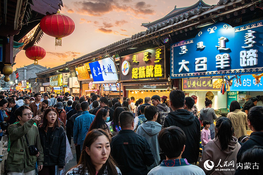 4月30日，游客在呼和浩特市玉泉区塞上老街区块夜市游玩。丁根厚摄