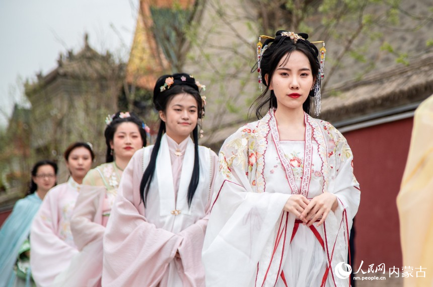 5月1日，华服爱好者在呼和浩特市玉泉区塞上老街参加华服巡游活动。丁根厚摄
