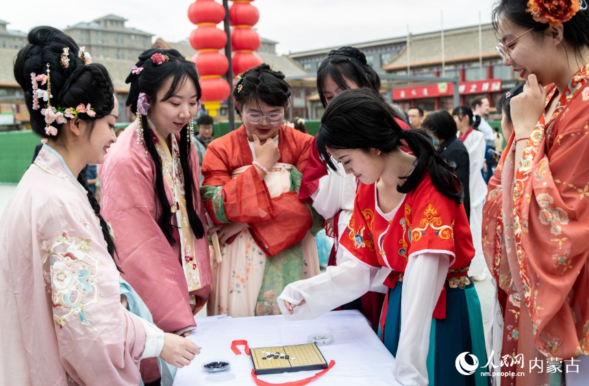 5月1日，华服爱好者在呼和浩特市玉泉区塞上老街参加五子棋比赛。丁根厚摄