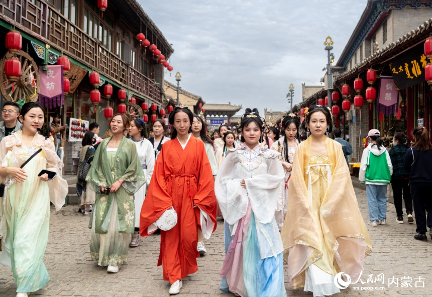 5月1日，华服爱好者在呼和浩特市玉泉区塞上老街参加华服巡游活动。丁根厚摄