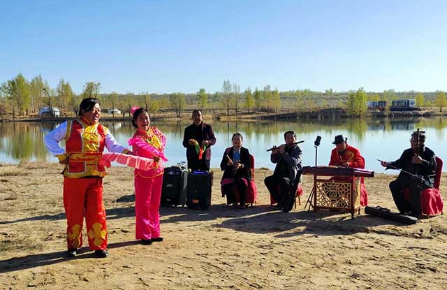 乡村乌兰牧骑演员正在为村民们表演二人台。张忠义摄