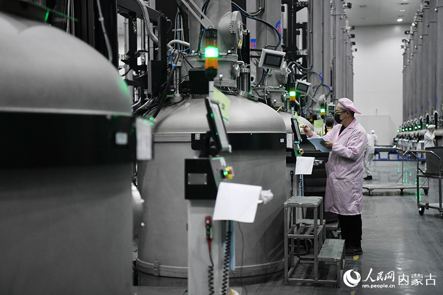 技術人員在弘元新材料（包頭）有限公司單晶硅棒生產車間作業。人民網 苗陽攝