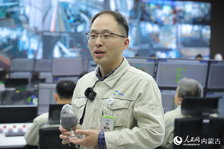 内蒙古鑫元硅材料科技有限公司技术人员展示企业生产的颗粒硅。人民网 苗阳摄