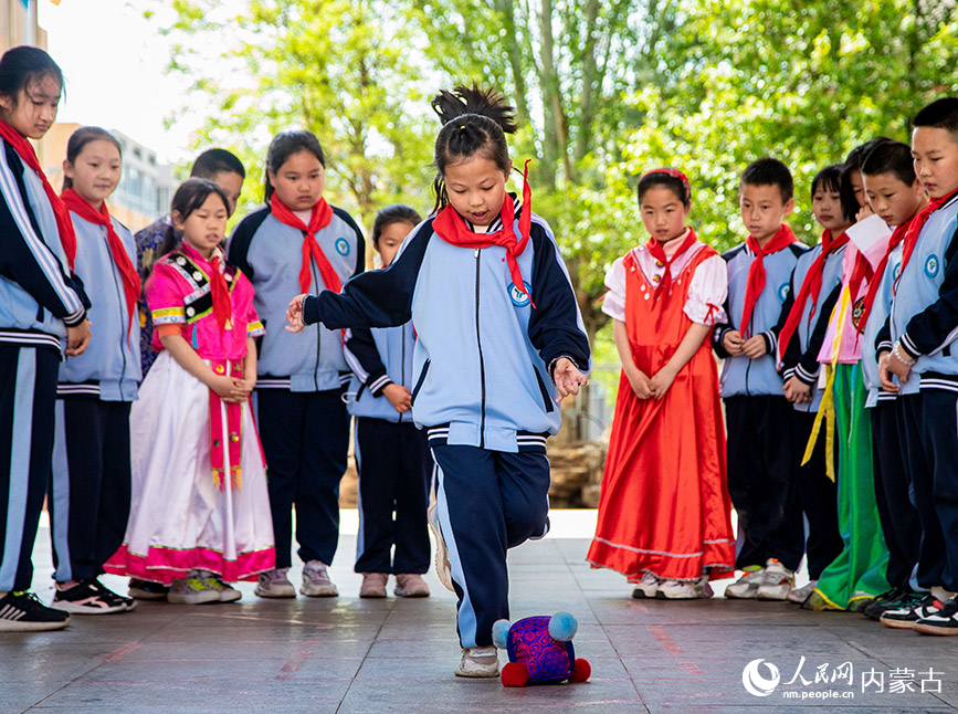 5月8日，呼和浩特市玉泉区南柴火市街小学学生在参加跳方格比赛。丁根厚摄