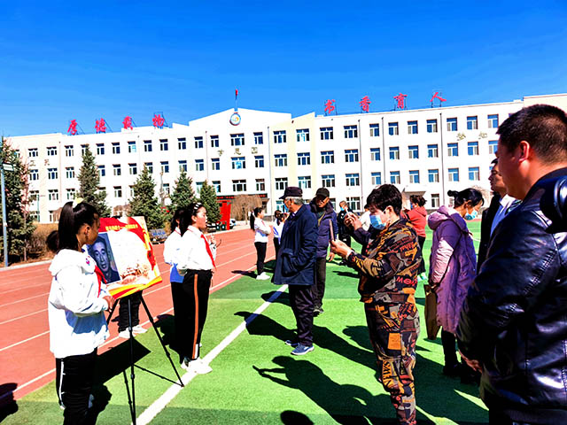 官地小学的学生讲述老兵故事