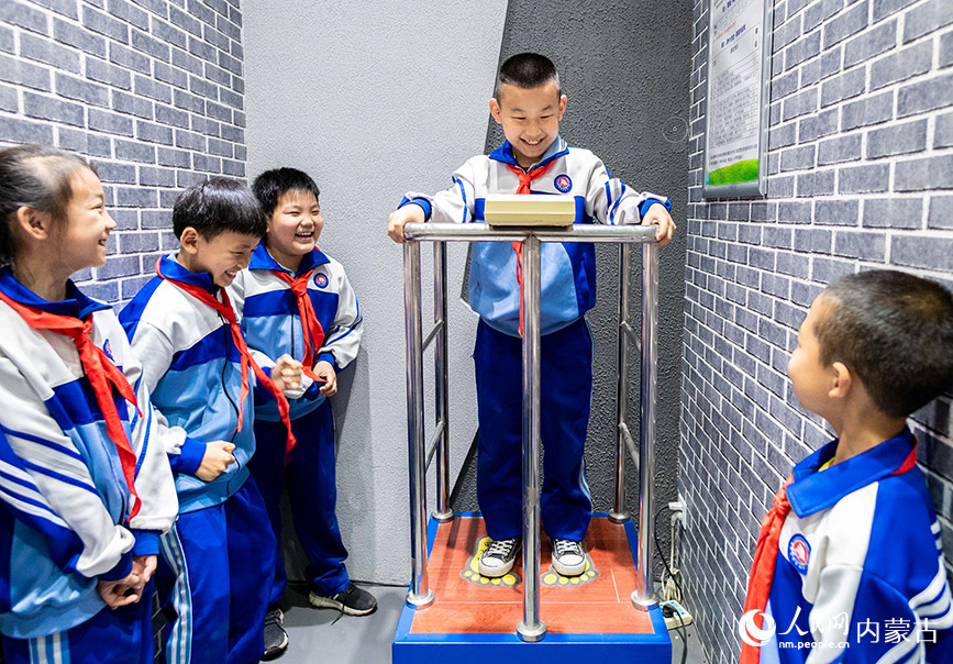 5月11日，呼和浩特市玉泉区通顺街小学学生在地震科普馆“地震小屋”里体验地震感受。丁根厚摄