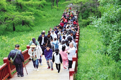 阿爾山旅游景區游人如織。 許文軍 攝