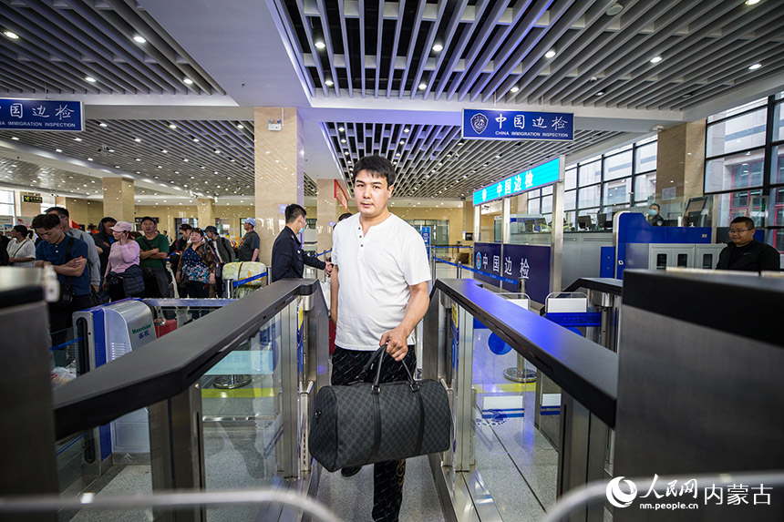 旅客從二連浩特公路口岸快捷通道通關。胡富國攝