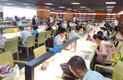 读者在鄂尔多斯市图书馆阅读图书。