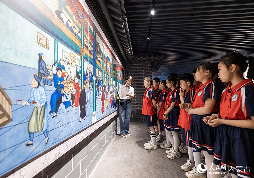 5月17日，呼和浩特市玉泉区景区服务中心讲解员向小学生讲解历史文化知识。丁根厚摄